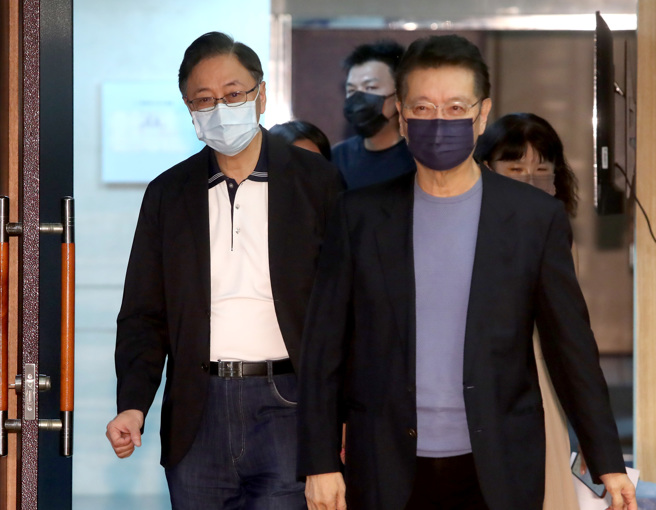 國民黨提名參選桃園市長的前行政院長張善政（左），25日前往拜會媒體人趙少康（右），兩人在會面後出面回應媒體問題。（鄭任南攝）