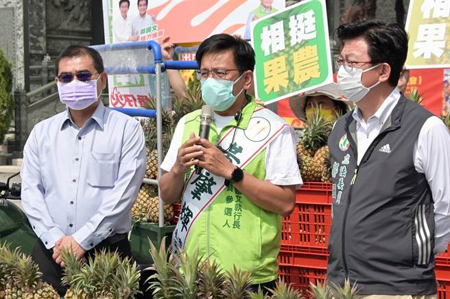 民进党台南市永康区议员初选胜出的黄肇辉，被控在初选民调前分送凤梨涉嫌贿选。（摘自黄肇辉脸书／洪荣志台南传真）