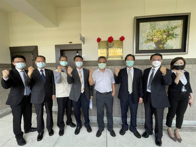 高雄地檢署25日組成「2022年地方公職人員選舉查察賄選及暴力執行小組」，並由新任檢察長洪信旭（左四）主持揭牌儀式。（洪浩軒攝）