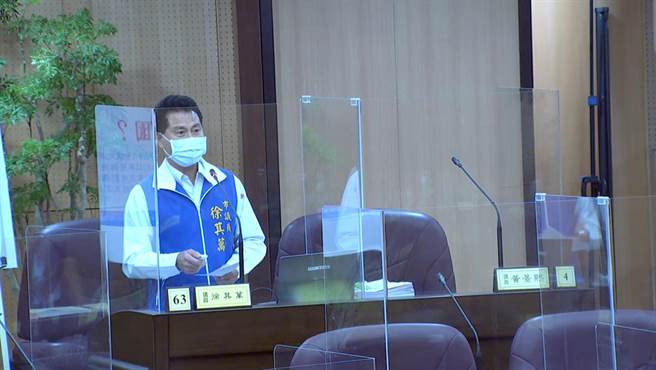 桃園市國民黨團總召徐其萬25日進行市政總質詢。（陳夢茹翻攝）