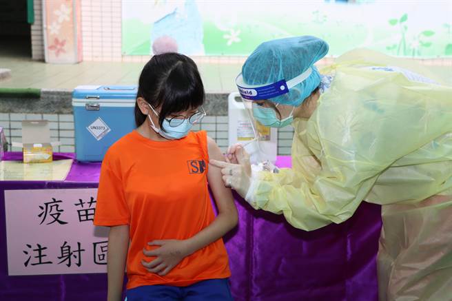 今天25日起开放5至11岁学童施打BNT疫苗。（苗栗县政府提供／李京升苗栗传真）