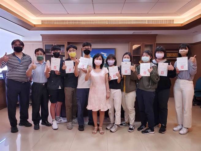 辅英科大林惠贤校长(中间)、健管系主任苏斌光(左二)、罗家伦老师(左一)与通过疾病分类证照的健管系同学们合影。（翻摄照片／高雄洪靖宜传真）