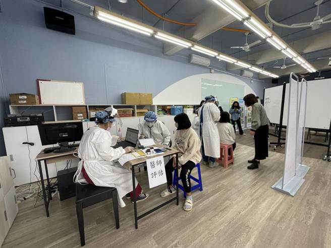 兒童BNT開打首日，尖石新光國小31名學童成為首波施打對象。（新竹縣府提供／邱立雅竹縣傳真）