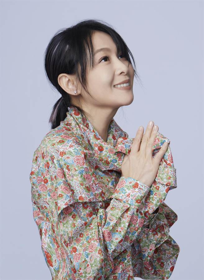 刘若英与陈建骐、邵雅曼为小花计画共同创作。（相信音乐提供）