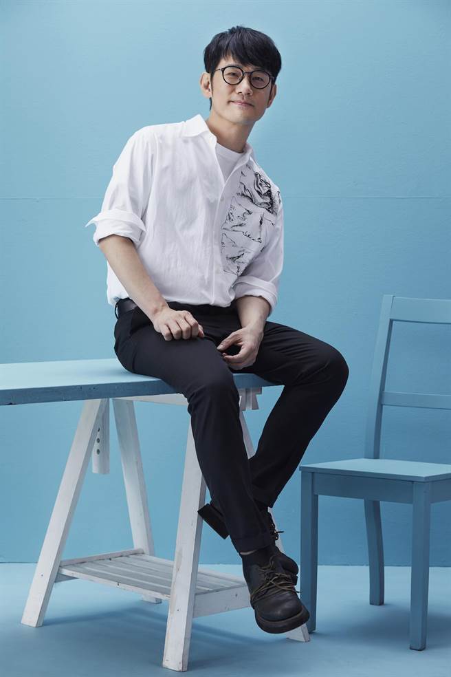 陈建骐与刘若英、邵雅曼为小花计画共同创作。（相信音乐提供）