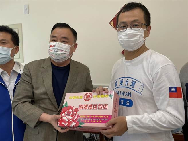 羅智強桃園疫情關懷中心辦公室啟用，邱奕勝登門祝賀。(呂筱蟬攝)