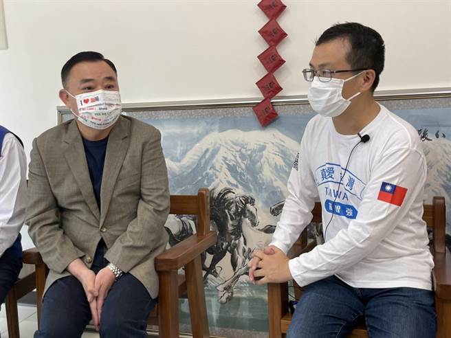 羅智強桃園疫情關懷中心辦公室啟用，邱奕勝登門祝賀。(呂筱蟬攝)