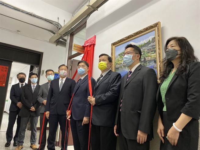 新北地检署依高检署指示与全国各地检署同步成立「查察贿选及暴力执行小组」，新北检察长毛有增（右4）等人参与揭牌仪式。（新北地检署提供）