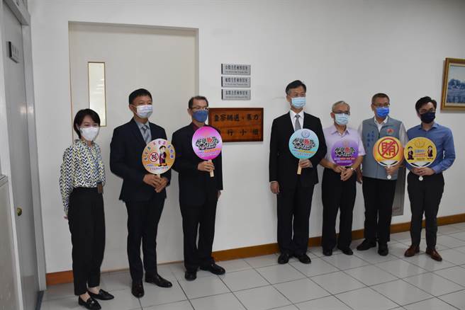 苗栗地检署检察长陈松吉25日主持「查察贿选及暴力小组」揭牌仪式。（谢明俊摄）