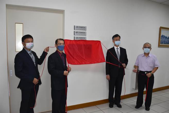 苗栗地检署检察长陈松吉25日主持「查察贿选及暴力小组」揭牌仪式。（谢明俊摄）