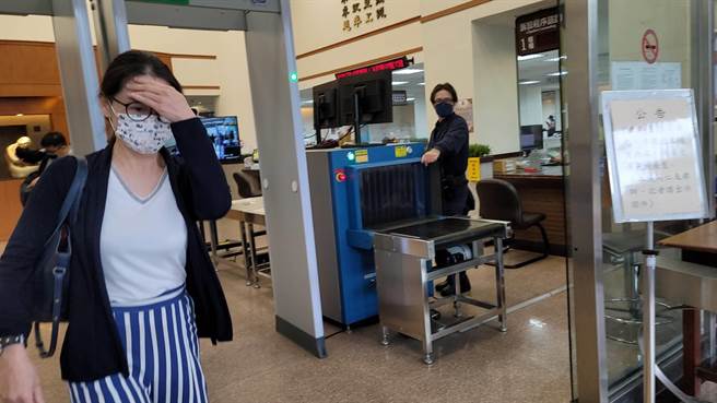 义大利蓝姓商人与台籍詹姓空姐争女案，台北地院合议庭25日开庭，因採不公开审理且法官要求勿对外发言，詹女步出法庭，不愿接受採访、快步离去。（民眾提供，翻摄照片）