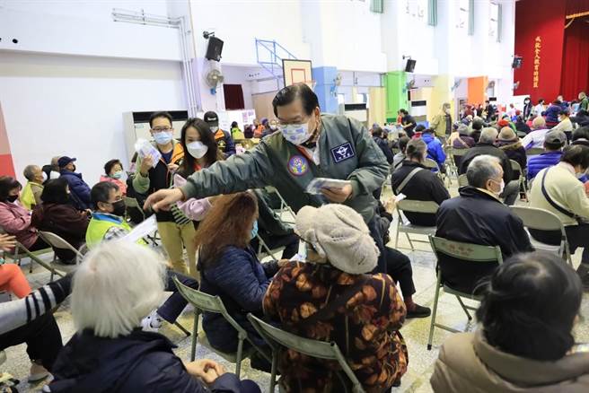 乡长何礼臺希望藉由团保、医疗慰问表达关，协助乡民生活之需。（资料照片）