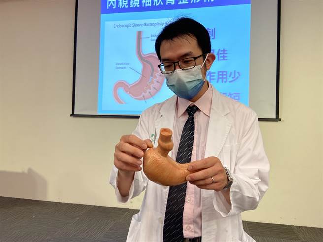 随着医疗技术的进步，现今可透过胃镜减重，藉由「非手术、无器官切割」的技术来达到食量降低、体重下降的效果。（卢金足摄）