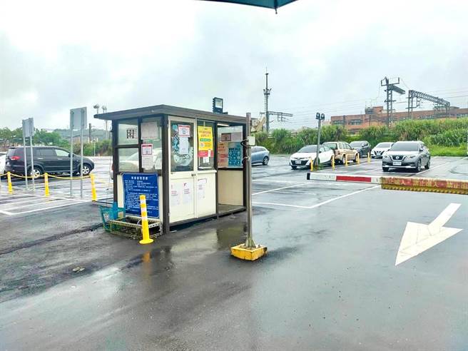 基隆市议会议长蔡旺琏及议员杨秀玉，要求七堵停车场应增设缴费机，并重新考量动线、增设出入口。（摘自蔡旺琏脸书／张志康基隆传真）