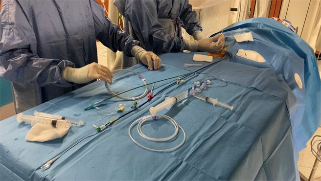 蔡女罹患急性脑梗塞，为了将孩子风险降到最低，蔡女选择局部麻醉，忍痛接受血栓检查，经治疗后，目前母子均安。（高雄长庚医院提供／洪浩轩高雄传真）