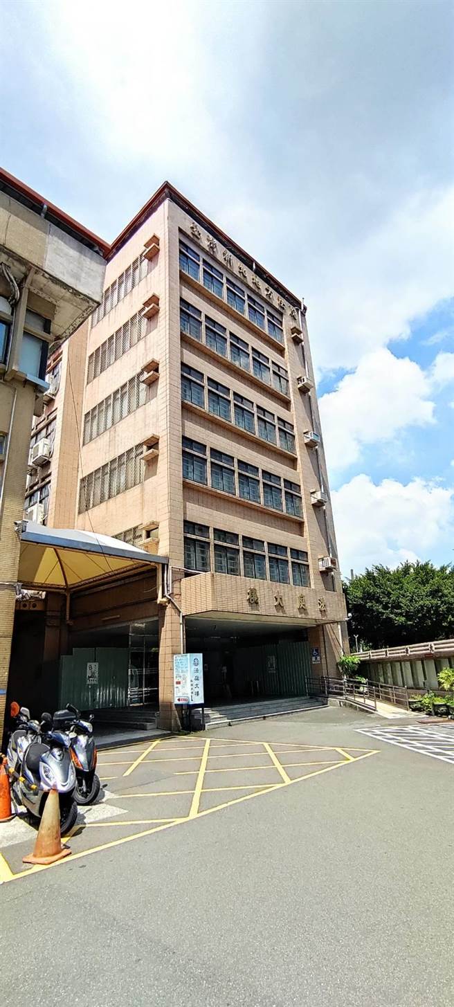 新北地院依行使公务员登载不实文书罪，判前泰山职训场副研究员有期徒刑1年2月，缓刑4年，并得公库支付30万元，可上诉。（陈慰慈摄）