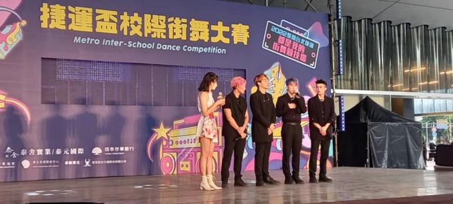   台北捷运公司举办的捷运杯校际街舞大赛日前在台北表演艺术中心户外广场举行，有周遭居民反映噪音恼人，音乐的低频甚至让家中窗户、地板都在震动。（图/ 中央社）