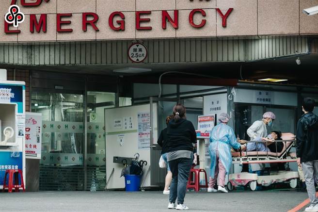 央流行疫情指揮中心開放醫院聘雇照護輔佐人員進入專責病房。（報系資料照）