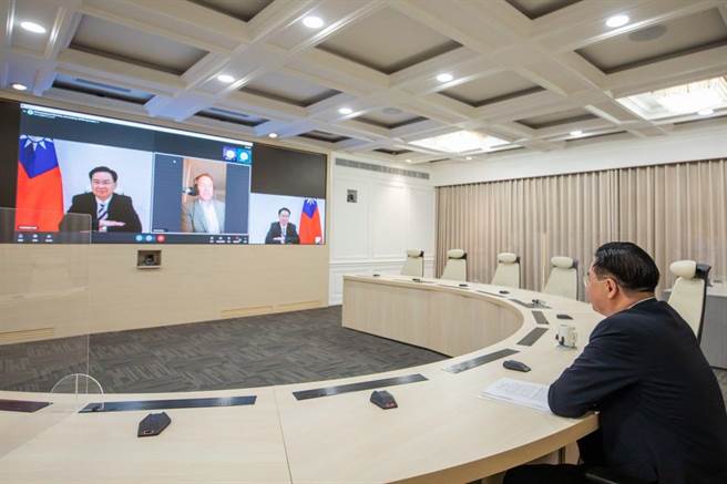 外交部部長吳釗燮接受美國「全美公共廣播電台」（NPR）「晨間新聞」共同主持人Steve Inskeep視訊專訪。（外交部提供）