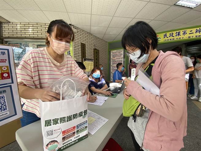 台南市防疫包升級2.0改為發放快篩試劑，今天上路。(曹婷婷攝)