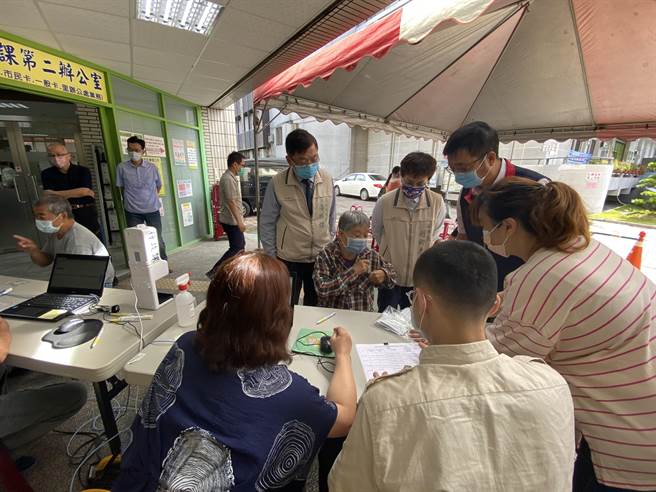 台南市防疫包升級2.0改為發放快篩試劑，今天上路。(曹婷婷攝)