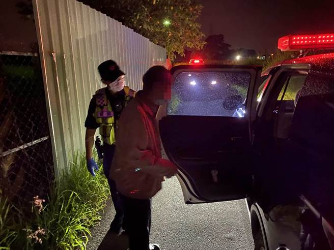 台中市大里區1名老翁坐公車返程下錯站，迷途到公墓附近，幸經員警救援送返家。（民眾提供／盧金足台中傳真）