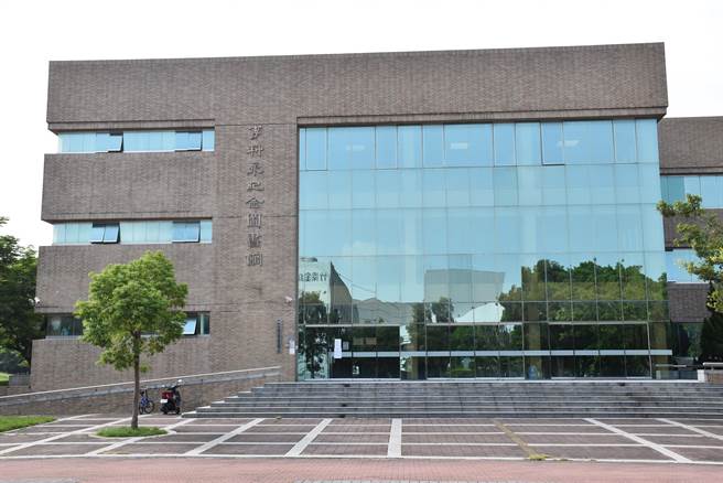 竹南鎮李科永圖書館位在竹南運動公園內。（謝明俊攝）
