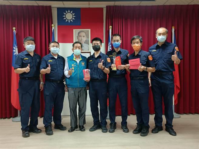 台中市大台中警察之友会雾峰办事处25日颁发礼券给绩优员警，同时也准备消暑解渴的西瓜分送分局辛苦的同仁。（民眾提供／卢金足台中传真）