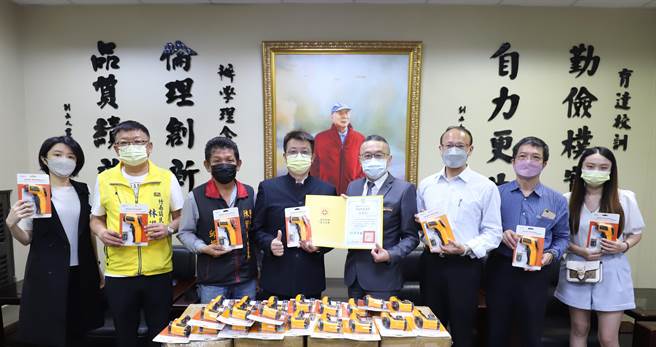 育达科大校友钰林医药生技公司董事长林泉宗，捐赠餐旅经营系产业级食品、装置测温仪290支。（育达科大提供／谢明俊苗栗传真）