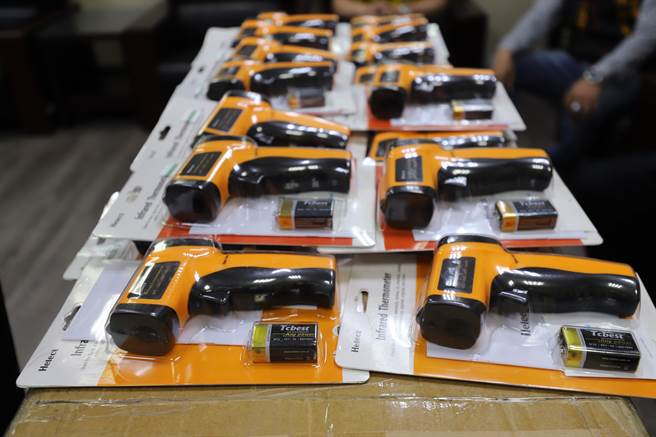 育达科大校友钰林医药生技公司董事长林泉宗，捐赠餐旅经营系产业级食品、装置测温仪290支。（育达科大提供／谢明俊苗栗传真）