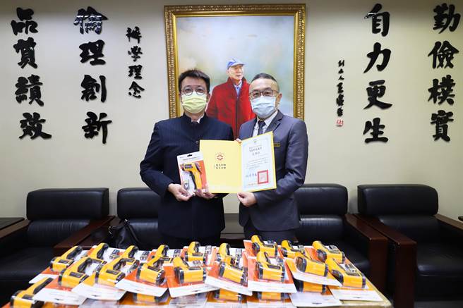 育达科大校友钰林医药生技公司董事长林泉宗，捐赠餐旅经营系产业级食品、装置测温仪290支。（育达科大提供／谢明俊苗栗传真）