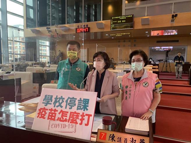 台中市議員邱素貞(右起)、陳淑華、蕭隆澤關心疫情發展與市府防疫措施。(林欣儀攝)