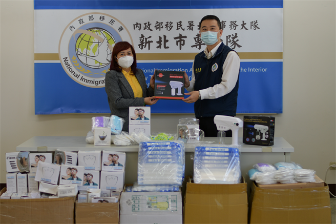 陳氏花以個人名義捐贈藍光消毒噴霧槍、面罩、護目鏡、N95口罩、醫療口罩及立體口罩支架等防疫物資，共計超過1千件。（移民署新北專勤隊提供／李奇叡新北傳真）
