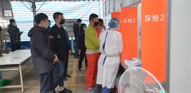 移民官在疫情期間需協助外來人口進行PCR採檢、接種疫苗以及戒護確診外來人口至檢疫所進行收治等勤務。（移民署新北專勤隊提供／李奇叡新北傳真）