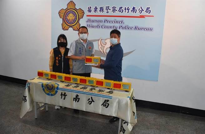 苗栗县议员张佳玲牵线促成竹南在地永成企业社捐赠50具挂式太阳能警示灯给竹南警分局。（竹南警分局提供／谢明俊苗栗传真）