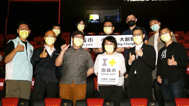 嘉义市长黄敏惠肯定设计团队设计嘉义市全市LOGO及城市品牌识别系统。（廖素慧摄）