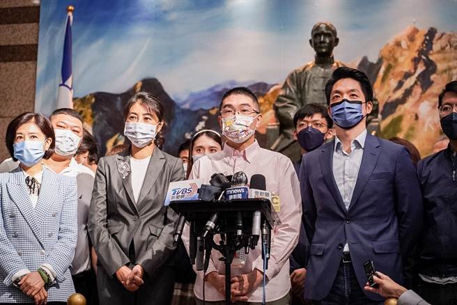 前立法委員謝國樑（右2）接受國民黨提名，參選年底的基隆市長大選。（謝國樑辦公室提供／張志康基隆傳真）