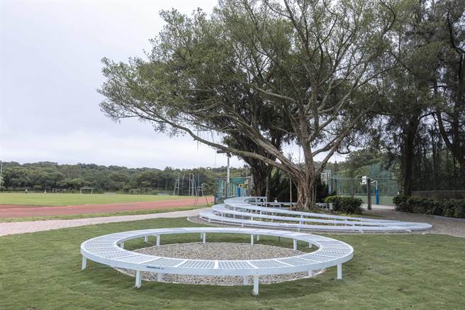 成德高中考量校內缺乏戶外、移地教學場域，因此特別改造廢棄近20年的校園角落，搭配新設環形座椅，可作為體育看台區或學生表演活動的座位區。（陳育賢攝）