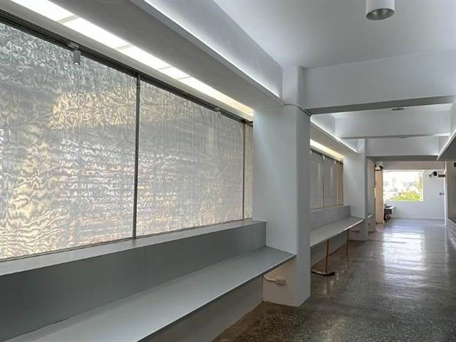 竹光國中整合走廊及轉角空間成彈性使用場域，打造成「拾藝光廊」，成為校園打卡景點。（陳育賢攝）