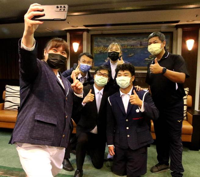 去年高雄市长陈其迈也在高市府四维行政中心接见2020东京帕运的两位高雄市籍选手，分别是田晓雯与陈亮达。陈其迈当时以感性语言向两位生命斗士致敬。（柯宗纬翻摄）