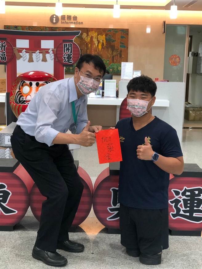 高市运发局长侯尊尧心情沉重说，乍听消息，不敢置信，这么年轻的生命就殒落。「阿达」陈亮达一直用乐观和热情在诠释他的生命，「我们很不舍难过，深表遗憾」，但目前先协助家属处理后事。（柯宗纬翻摄）