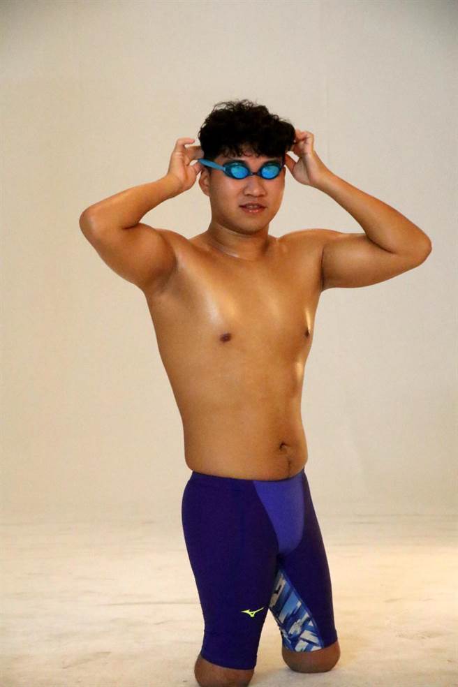 帕运国手「无脚泳士」陈亮达昨晚疑天雨路滑，骑车不慎自摔，遭到高雄客运撞上，不幸横死。（柯宗纬翻摄）