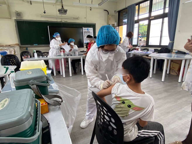 本土疫情严峻，许多家长担忧小孩感染后引发脑炎，纷纷抢约儿童辉瑞疫苗，无奈合约诊所数量有限，预约频频碰壁。（资料照／曹婷婷摄）