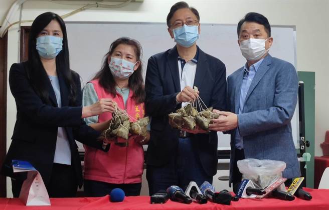 立委萬美玲（左起）、中原里長王秀璞、國民黨桃園市長參選人張善政、立委魯明哲在桃園區碰面。（賴佑維攝）