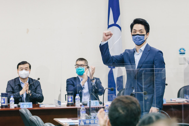 國民黨25日召開中常會，會中通過提名蔣萬安(前)參選台北市長，蔣表示，感謝黨對於年輕世代的信任跟期許，將首都之戰這麼重要的使命交付給他，他會全力以赴，讓藍天再現。(郭吉銓攝)