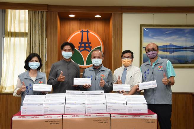 瓷林公司董事长林光清25日捐赠5千剂快筛试剂给苗栗县府，县长徐耀昌等人代表受赠。（苗栗县政府提供／李京升苗栗传真）