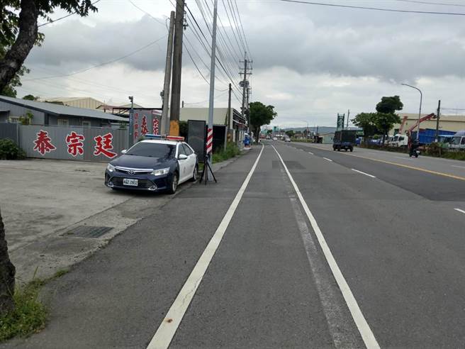 高雄市湖內警方在路竹區環球路做測速執法。（警方提供／林瑞益高雄傳真）