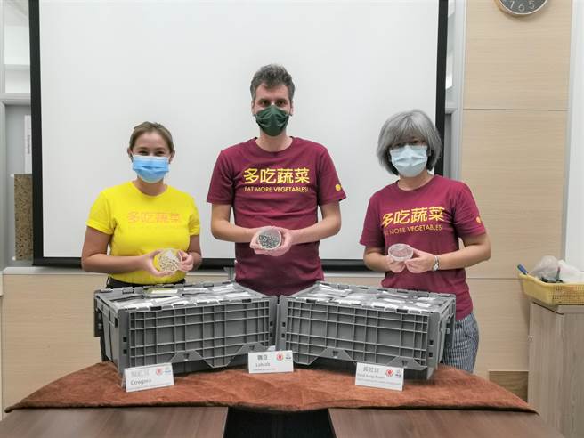 亚蔬世界蔬菜中心种原库25日打包60种蔬菜作物、1万1113个备份种原，将送至挪威「末日地窖」斯瓦尔巴全球种子库储存。(刘秀芬摄)