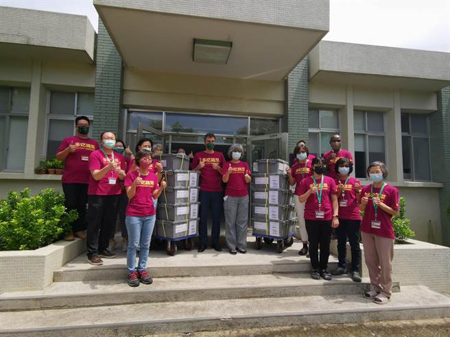 亚蔬世界蔬菜中心种原库25日打包60种蔬菜作物、1万1113个备份种原，将送至挪威「末日地窖」斯瓦尔巴全球种子库储存。(刘秀芬摄)