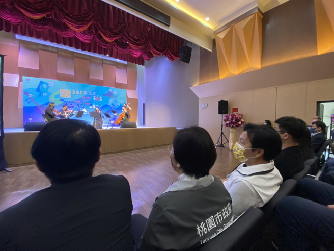 杨梅出身的客家子弟、桃园市长拟参选人郑宝清（左3），除了关心桃园大小事外，也致力推广客家文化。（图／郑宝清提供）